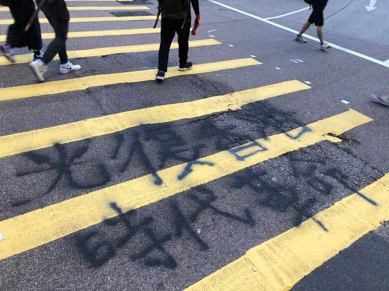 黒い服着たら拘束・中国系ギャングが襲撃～香港デモ隊に迫る中国の圧力｜FNNプライムオンライン