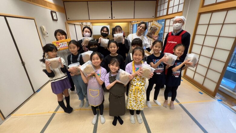 都会の孤独や孤立を防ぐ！こども食堂「渋谷区おばさん」が味噌造りを通じて地域をつなぐ存在に【アスヨク！】｜FNNプライムオンライン