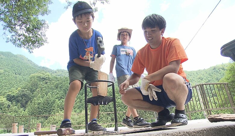 「自然を活用して楽しむ」地元大学生が小学生に伝える　埼玉・飯能市のエコツーリズム｜FNNプライムオンライン