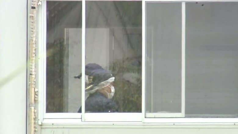 死因は「首を刺され動脈が切れたことによる出血性ショック」　建設会社社員寮で男性が79歳の男に刀のような刃物で刺され殺害された事件　逮捕の男は「口論になりカッとなった」などと供述　大阪狭山市｜FNNプライムオンライン