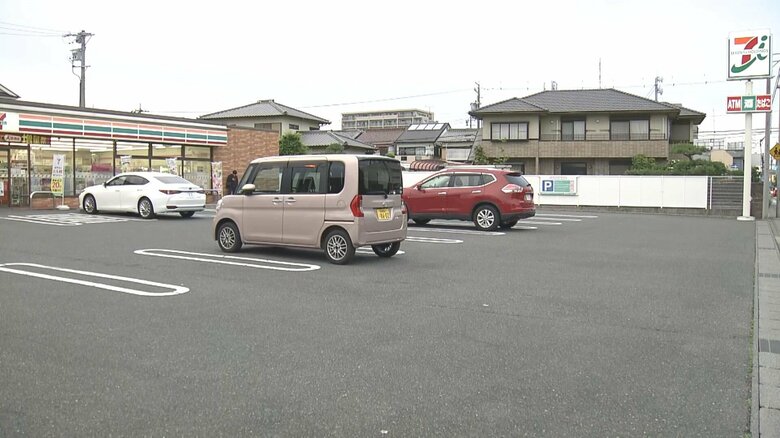 かがんで草むしり中…コンビニの駐車場で店のオーナーが車の下敷きとなり意識不明の重体 運転手「気が付かず」｜FNNプライムオンライン