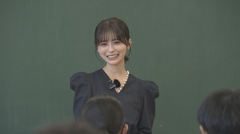 長濱ねるさんが中学校の先生になった！英語の特別授業で教壇に立つ「今いる場所だけが全てじゃない」中学時代のエピソードと両親の驚くべき過去　授業内容を一挙公開｜FNNプライムオンライン