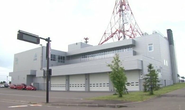 救急隊員が除雪作業で『出動指令』聞こえず現場到着8分遅れる―心肺停止の男性は病院で死亡確認―庁舎内の放送を『外部スピーカー』に切り替えるも融雪槽の音と暴風雪でかき消される＜北海道旭川市＞｜FNNプライムオンライン