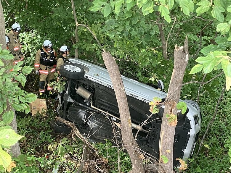 乗用車が道路脇のフェンス突き破り約3メートル下の土手に落下＿車は横転＿60代と30代の女性2人が搬送、いずれも軽傷〈北海道千歳市〉｜FNNプライムオンライン