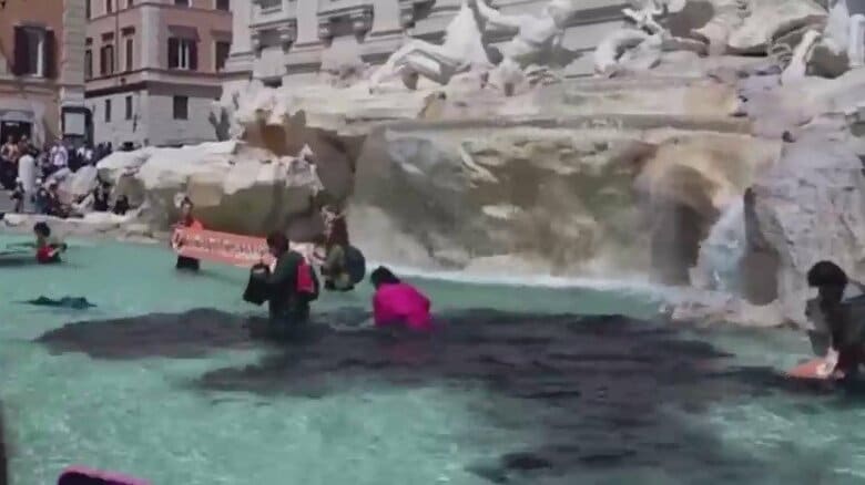 イタリア・トレビの泉に真っ黒な液体流す…環境活動家ら“洪水は地球温暖化のせい”横断幕掲げ抗議｜FNNプライムオンライン