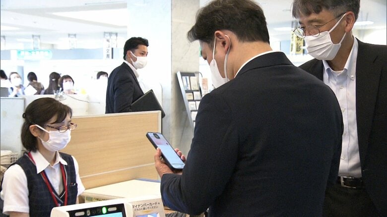 福岡厚労相　マイナ保険証を搭載したスマホで受付体験「あっという間に受け付けが終わった」｜FNNプライムオンライン
