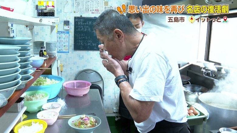 坂本さんから味のチェックを受けた