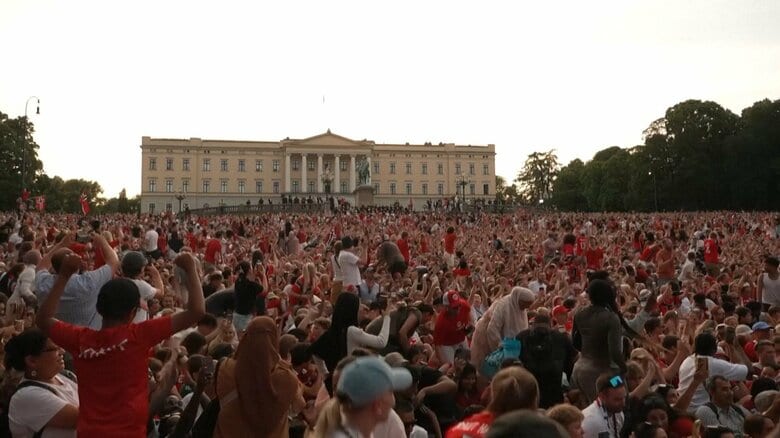 代表選手たちが帰国するとノルウェー王宮前には約10万人が集まった