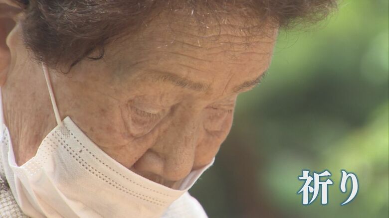 黙とうする西村さん