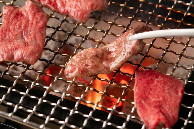 肉の焼き方など食事はささいな行き違いが生じやすい（画像：イメージ）