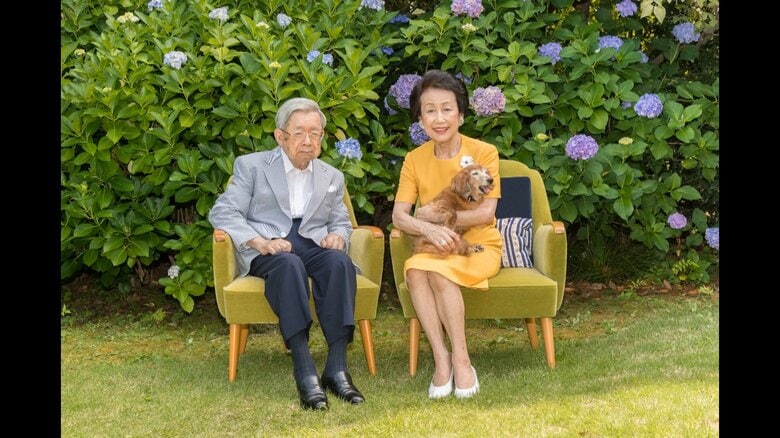 愛犬ナンシーと共に（2019年6月26日）　宮内庁提供