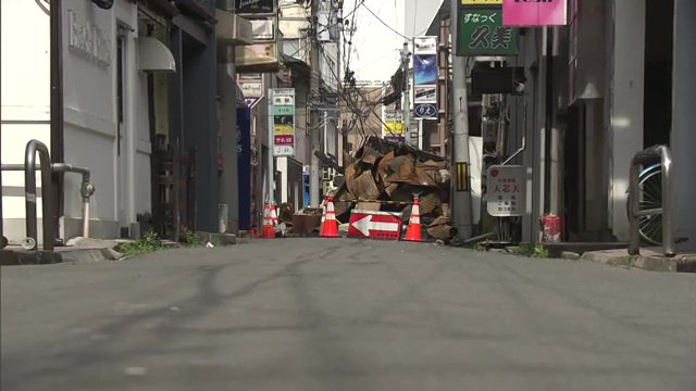 通りをふさぐガレキ