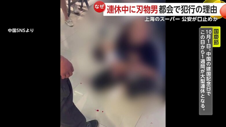 子どもを抱きかかえる女性