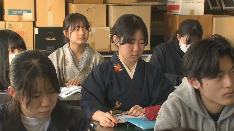 着物で授業を受ける宮本さんの友人たち
