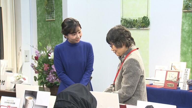 「物干し補助具」の説明を聞かれる佳子さま