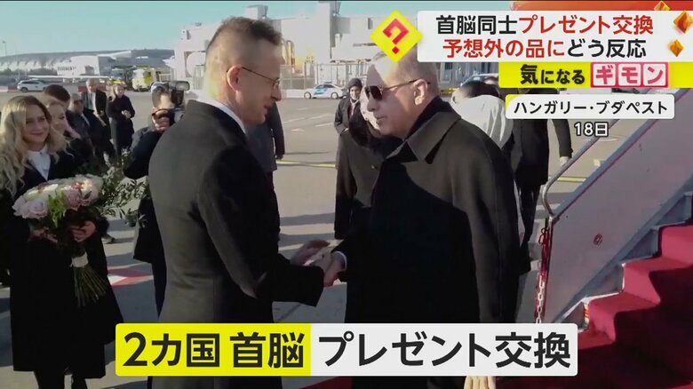 ハンガリー・ブダペストで握手するエルドアン大統領とオルバン首相