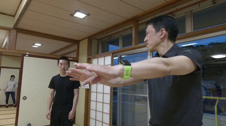毛馬内盆踊保存会の会員から指導を受ける様子