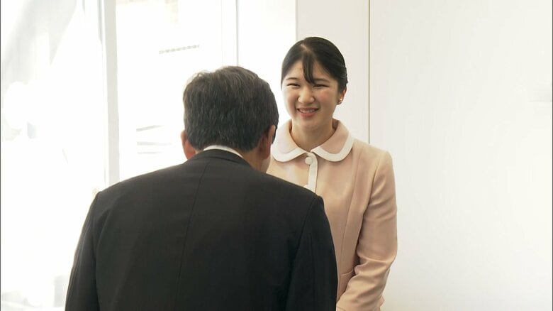 初の地方公務で佐賀スタジアムに入られる愛子さま　2024年10月11日