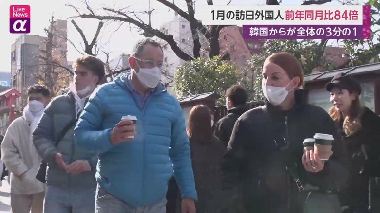 コーヒー片手に浅草を歩く外国人