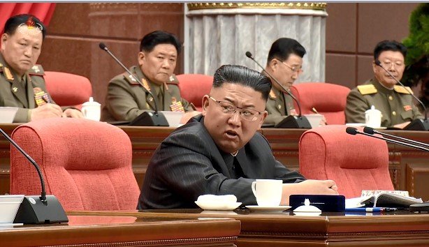 厳しい表情で幹部を叱責する金正恩総書記