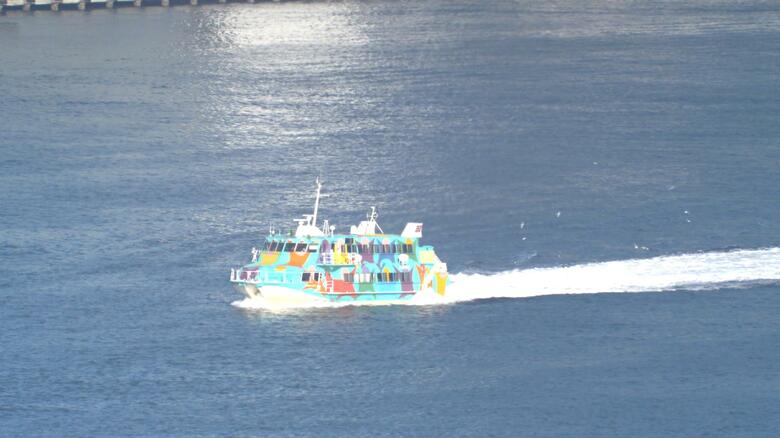 乗船された高速艇が東京・竹芝港を出発