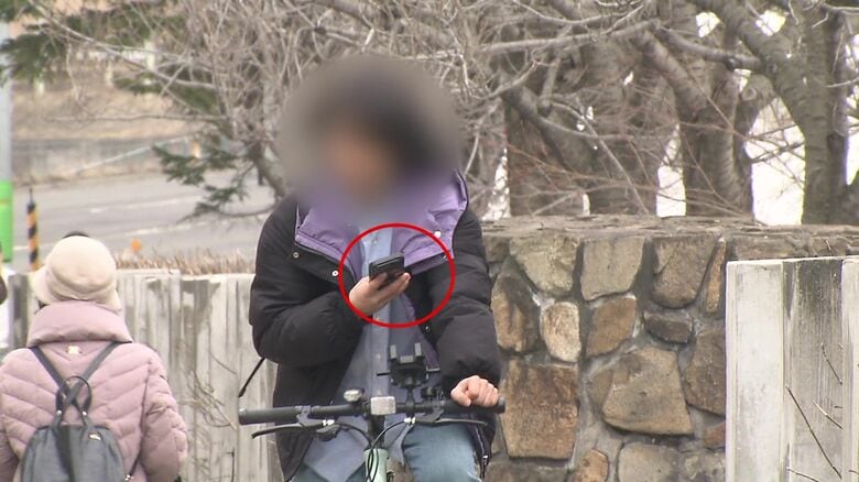 スマホを見ながら運転