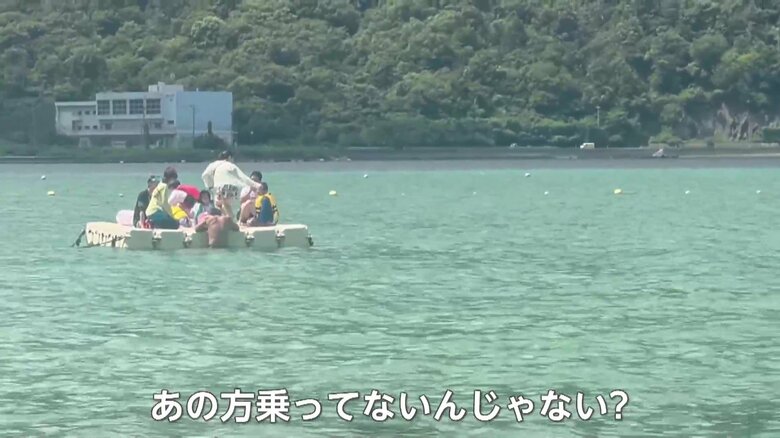 浮島に避難した子どもと男性（画像：ビデオポスト）