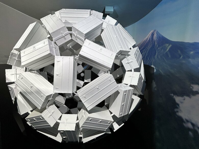 トランクの球体で旅へいざなう