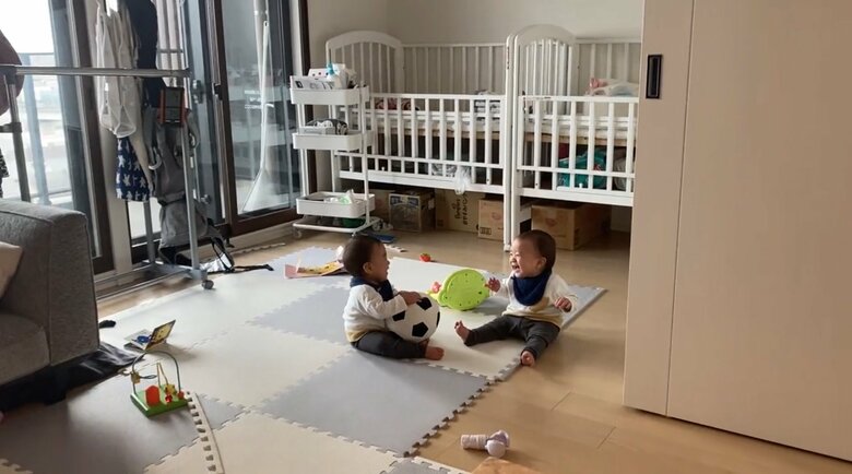 育休314日目　何しても楽しい2人（提供：となりー@一卵性男子のパパさん）