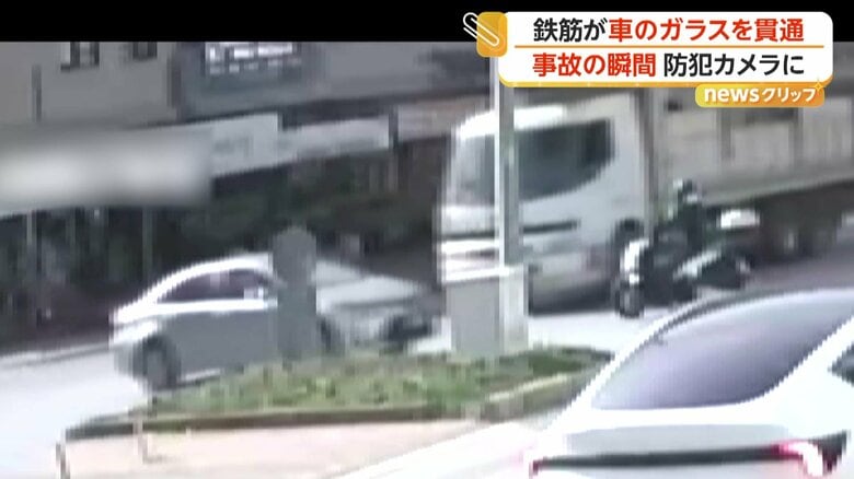 荷台に乗せていた鉄筋の束がずり落ち、車を直撃する瞬間（4月13日、トルコ・アンタルヤ）②