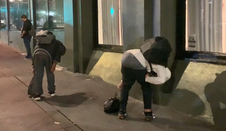 薬物の影響からか、前屈みになって小刻みに揺れている人達が見受けられた