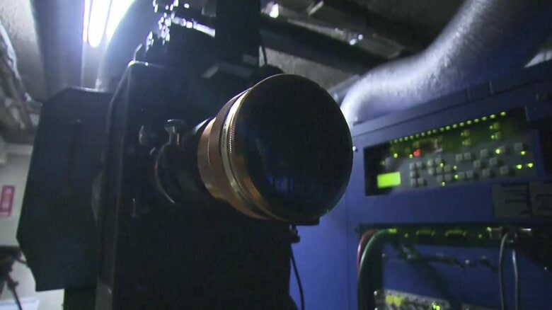 開館当時から残るアナログの映写機