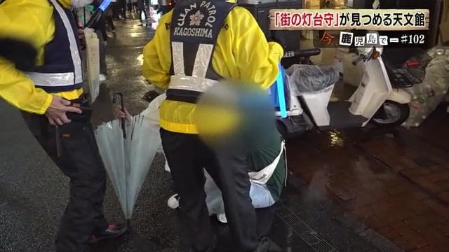 酔っ払いを介抱する様子