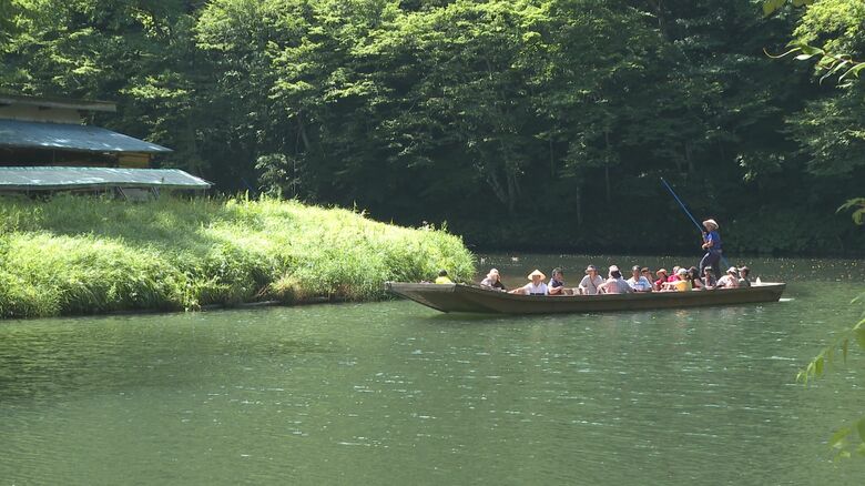 観光客を乗せた舟が水面をゆっくりと進む