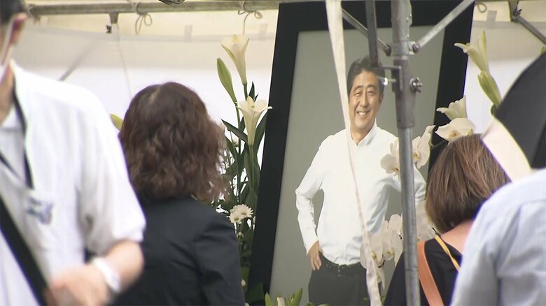 献花台には、優しく微笑む安倍元首相の遺影が