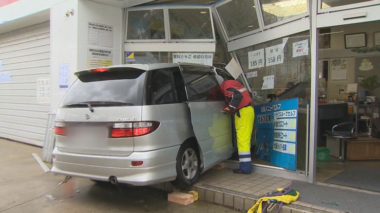 ガソリンスタンドの事務所に車突っ込む