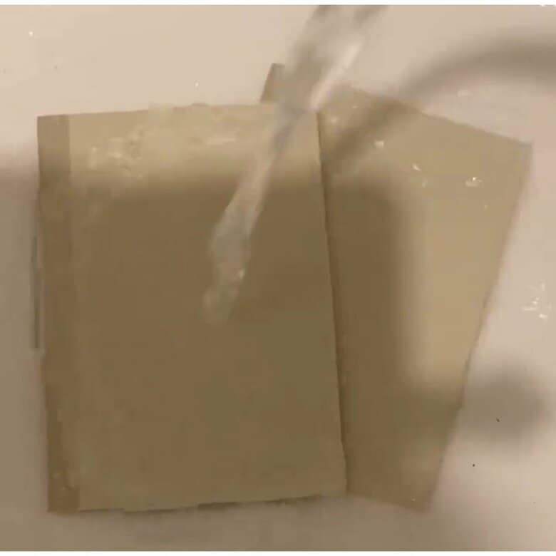 大栗紙工で行った実験の動画から。これぐらい濡らしたノートを…（画像提供：大栗紙工）