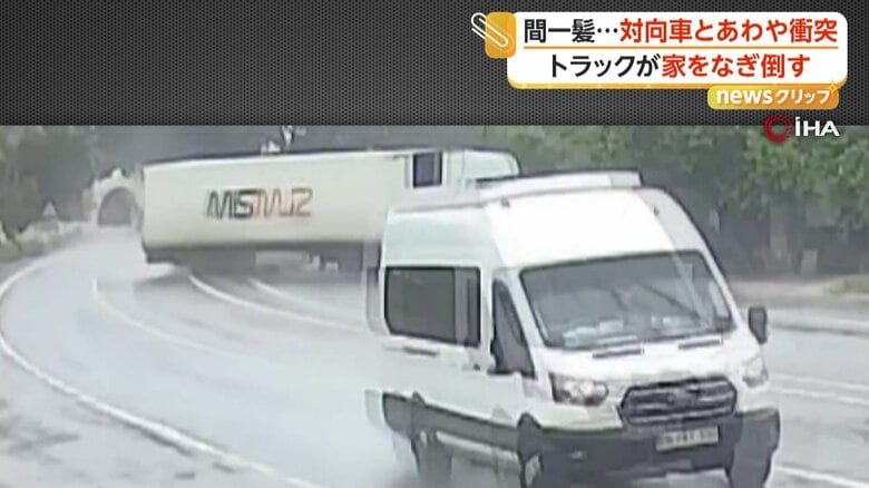走行中のトラックがカーブで横滑りし、そのまま道路脇の家に突っ込む瞬間（トルコ南部）③