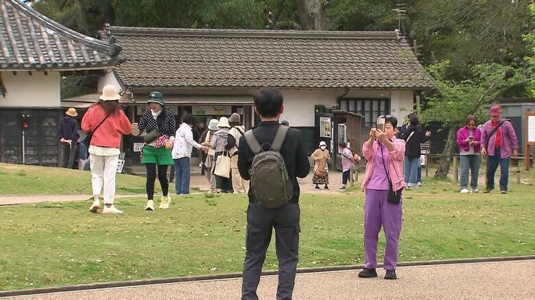 多くの観光客で賑わう松江城周辺