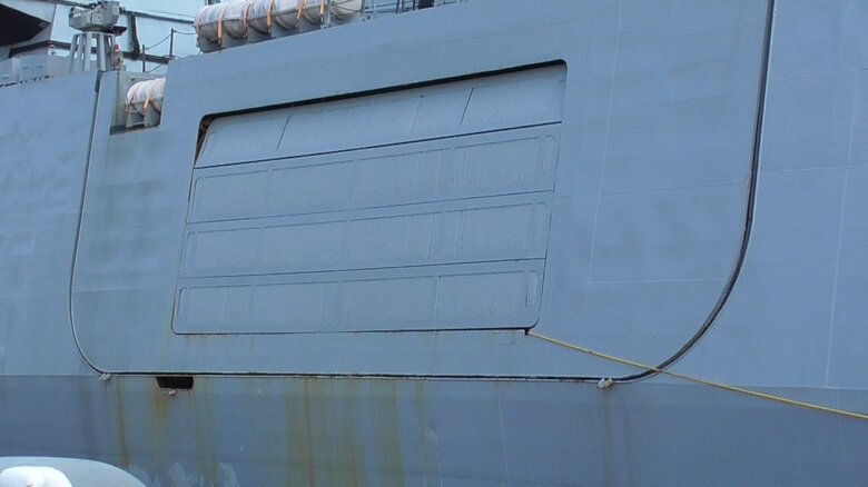 インド海軍「シヴァリク」の側壁　ステルス性を意識したためか内火艇を出し入れする場所にシャッター（6月11日）