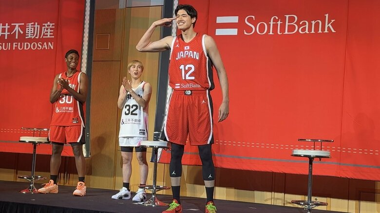 新ユニホーム披露でポーズを決める渡邊雄太（16日、都内ホテル）