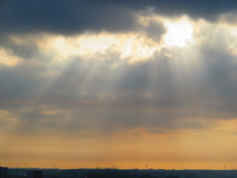 薄明光線　「すごすぎる天気の図鑑」より（荒木健太郎／KADOKAWA）