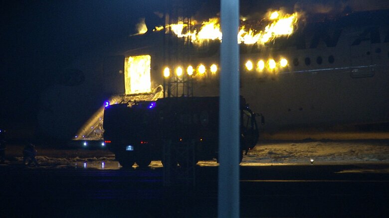 羽田空港で炎上する日航機