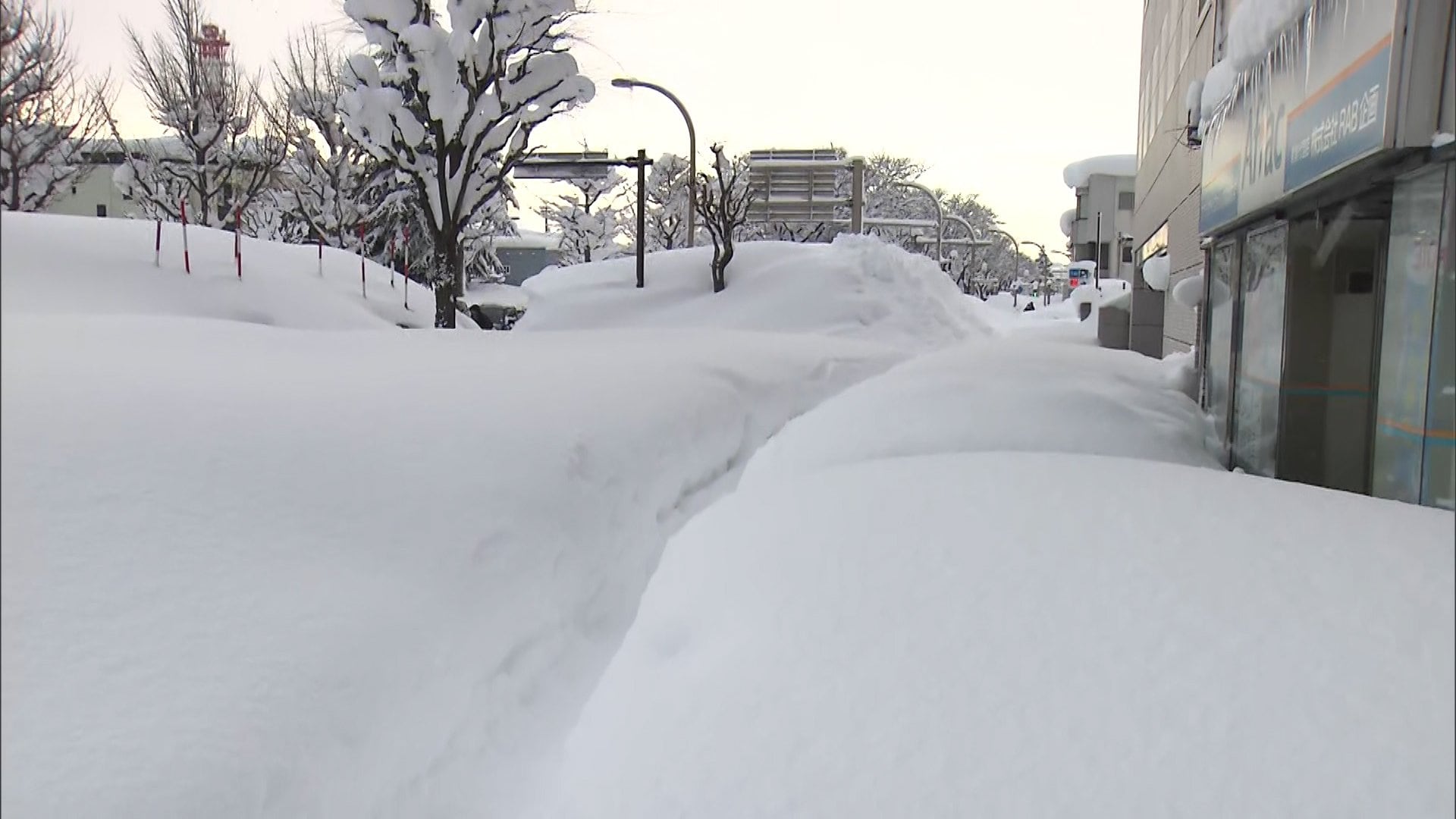 “強烈寒気”再び襲来　東京・新宿でも夕方から雪ちらつき始める　列島各地で乾燥注意報…阿佐谷の住宅密集地で火災