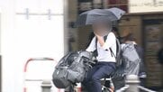自転車の「傘さし運転」「泥はね」は青切符・反則金5000円　リュックや前かごまでカバーする対策グッズも