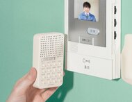 自分の代わりに男性の声が応答!?一人暮らし女性の防犯対策になる音声ボタンが登場…“場面ごとの使い方”を聞いた