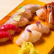 刺身や寿司からアヒージョまで…和洋の手作り料理がそろう新瑞橋の酒場 カラッと揚げた串カツや自家製ごま豆腐も名物