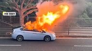 路上の乗用車から白煙…激しく炎上し破裂音も　車内は黒焦げになるもけが人なし　沖縄・那覇市