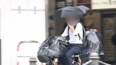 自転車の「傘さし運転」「泥はね」は青切符・反則金5000円　リュックや前かごまでカバー…