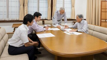 生物学研究所で研究者とミーティングされる上皇さま　提供宮内庁